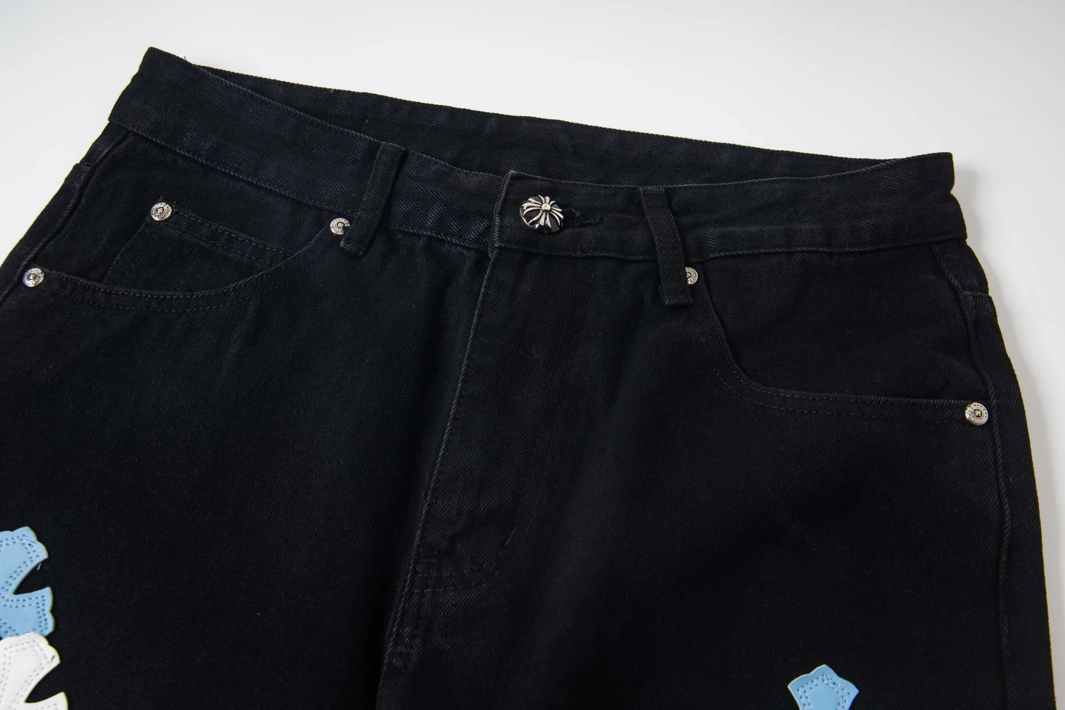 P260 Chrome Hearts Black Pants, Sanskrit Blue and White Multi-Leather Jeans. CH jeans need to be washed and then disassembled and hand-stitched with sheepskin cross leather and then spliced ​​together. The whole piece has too many craftsmanship to explain. The patchwork is decorated with cross patterns and the high-waisted washed jeans! ! Absolutely high-end luxury products, god-level single products and super popular products, made with top heavy industry, a must-see magic weapon. Customized hardware. The fabric is thick and soft after washing. It has good breathability. Customized small leather label. Unique design. The details are simple and elegant, and the workmanship is exquisite. The entire trousers are neatly routed and the details are in place! It’s so cool that both men and women can easily control the genderless trend! Style number: 1801# Color: black Size: 28 30 32 34